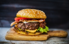 2 Burgers με Μοσχαρίσιο Μπιφτέκι + Πατάτες Τηγανητές