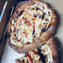 Πίτσα BBQ με Κοτόπουλο και Γεμιστό Στεφάνι Philadelphia