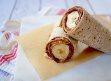 1 Καφές επιλογής + 1 Wrap Banana με Ταχίνι Ολικής, Μέλι και Σταγόνες Σοκολάτας