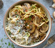 Μακαρόνια Ριγκατόνι με Χοιρινό, Καπνιστό Μπέικον, Μανιτάρια, Λιαστή Ντομάτα και Λευκή Κρέμα Παρμεζάνας