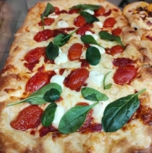 Happy Hour (14:00 - 19:00): The After Work Duo: 2 Κομμάτι Πίτσα Detroit επιλογής