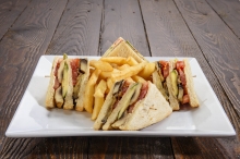 Club Sandwich με Ψητά Λαχανικά + Αναψυκτικό 330ml