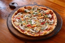 Πίτσα Gouda, Παστουρμά, Ντοματίνια, Ρόκα και Crispy Onion 40cm