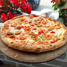 1 Πίτσα ΓΙΓΑΣ Ζυμαράτη, Τραγανή και Αφράτη + 1 Coca-Cola 1lt