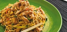 Noodles Αυγού με Γαρίδες και Κινέζικες Σάλτσες