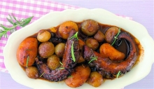 Χταπόδι Στιφάδο με Πατάτες Μελωμένες