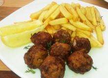 Κεφτέδες Τηγανιτοί με Πατάτες Τηγανιτές Φρέσκες