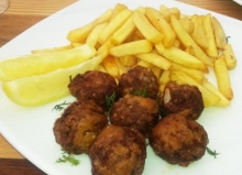 Κεφτεδάκια Κοκκινιστά με Συνοδευτικό Επιλογής