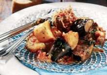 Μελιτζάνες Κοκκινιστές με Πατάτες Φούρνου