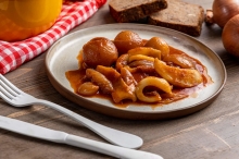 Σουπιές Κοκκινιστές Κρασάτες με Κοφτό Μακαρονάκι