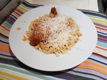 Μοσχαράκι Κοκκινιστό με Συνοδευτικό Επιλογής