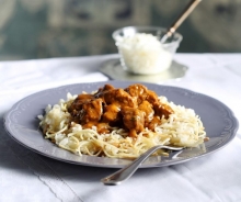 Μοσχαράκι Κοκκινιστό με Συνοδευτικό Επιλογής