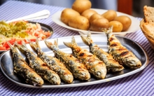 Σαρδέλες Τηγανιτές με με Συνοδευτικό Επιλογής