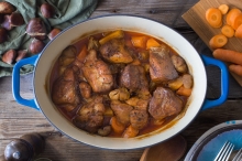 Χοιρινό με Μανιτάρια σε Σάλτσα Ψητού με Πατάτες Φούρνου