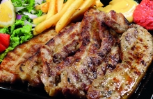 Πανσέτες Χοιρινές με Πατάτες Τηγανιτές Φρέσκες και Πίτες