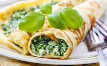 Κρέπες με Σπανάκι και Φέτα με Σαλάτα Εποχής