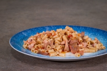 Καλαμάρι με Κοφτό Μακαρονάκι και Φρέσκια Ντομάτα