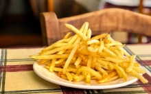 Πατάτες Τηγανιτές με Σως 1000 Νησιά