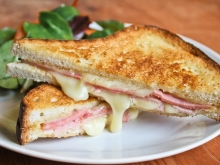 1 Καφές επιλογής + 1 Tost Γαλοπούλα ή Ζαμπόν + 1 Νερό 500ml