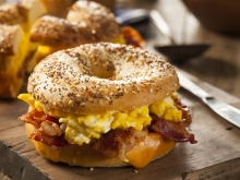Bagel με Ομελέτα και Μπέικον