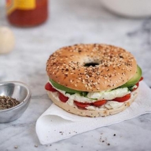 Bagel με Ντομάτα, Ελιά, Αγγούρι, Καλαμπόκι και Πατατάκια