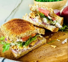 Sandwich με Γαλοπούλα, Τυρί, Ντομάτα, Μαρούλι και Μαγιονέζα