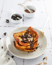 Φρυγανισμένες Φέτες Ψωμιού με Πραλίνα Φουντουκιού, Ξηρούς Καρπούς και Μπανάνα