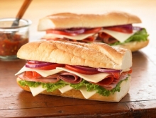 1 Καφές επιλογής + 1 Sandwich Γαλοπούλα, Gouda, Ντομάτα και Μαρούλι