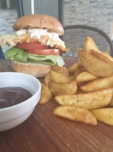 Burger με Τραγανό Φιλέτο Κοτόπουλο + Πατάτες