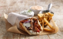 Combo 4: 1 Πίτα Επιλογής + Πατάτες + Αναψυκτικό 330ml