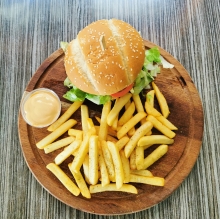 ΠΑΙΔΙΚΟ ΓΕΥΜΑ: Burger με Φιλέτο Κοτόπουλο + Πατάτες + Χυμός Amita Motion 330ml