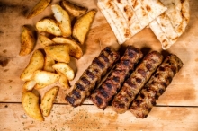 Μερίδα με Σουτζουκάκι Μοσχαρίσιο με Κρέμα Τυρί + Αναψυκτικό 500ml