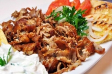 Γύρος Χοιρινός ή Κοτόπουλο Μερίδα + 1 Μερίδα Πατάτες