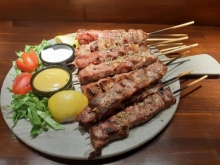 10 Σουβλάκια Χοιρινά + 1 Σαλάτα Εποχής + Πατάτες