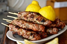 5 Σουβλάκια Χοιρινά + 1 Σαλάτα Εποχής + Πατάτες