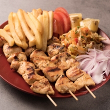 5 Σουβλάκια Κοτόπουλο + 1 Σαλάτα Εποχής + Πατάτες
