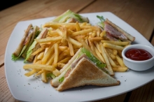 Club Σάντουιτς με Ζαμπόν - Μπέικον