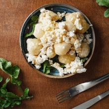 Λουκουμάδες με Κρέμα Ανθότυρο, Μέλι και Πιπέρι