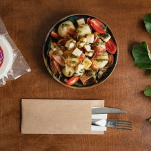 Λουκουμάδες με Μαστέλο, Ντοματίνια, Ρόκα, Προσούτο και Πέστο Βασιλικού (10 τμχ)