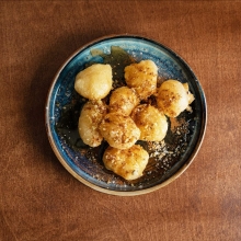 Λουκουμάδες με Φρέσκο Μέλι, Τριμμένη Κανέλα (10 τμχ)