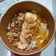 Γιαούρτι με Μπανάνα, Καρύδια, Μέλι, Κανέλα, Βρώμη και Σπόροι Chia