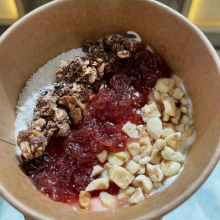 Γιαούρτι με Τριαντάφυλλο Γλυκό, Φουντούκια, Γκρανόλα και Τριμμένη Καρύδα