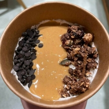 Γιαούρτι με Φυστικοβούτυρο Kiss the Earth, Γκρανόλα, Δάκρυα Σοκολάτας, Μπισκότο Κανέλας