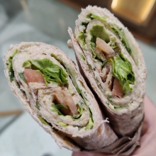 Τορτίγια Σίτου με Σπιτική Κοτοσαλάτα