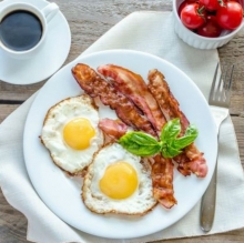 Αυγά Μάτια με Μπέικον και Λουκάνικα σε Χωριάτικο Ψωμάκι και Σαλάτα