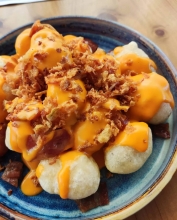 Λουκουμάδες με Κρέμα Παρμεζάνας, Crispy Onion και Καραμελωμένο Μπέικον (10 τμχ)