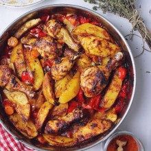 Μπούτι Κοτόπουλο με Πατάτες και Σάλτσα Ντομάτας