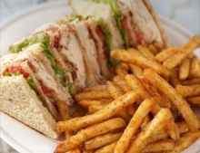 1 Club Σάντουιτς Επιλογής + 1 Αναψυκτικό 330ml