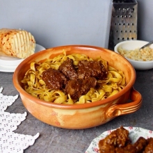 Μοσχάρι Κοκκινιστό με Χυλοπίτες