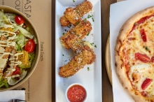 1 Pizza επιλογής + 1 Μερίδα Mozzarela Sticks με Αρωματικά + 1 Σαλάτα Caesars